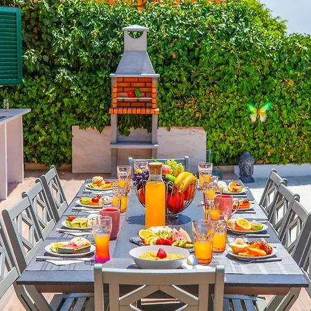 Villa In Albufeira Near Praia D'Oura Beach *