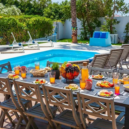 Villa In Albufeira Near Praia D'Oura Beach *